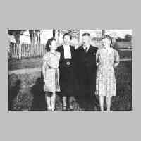 002-0019 Familie Danielowski aus Asslacken, von links Tochter Ruth, Mutter Olga, Vater Otto und Tochter Elsbeth.jpg